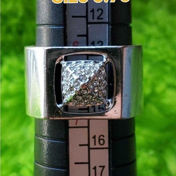 Beautiful Swarovski silver ring size 6.75 - Picture 4 of 5